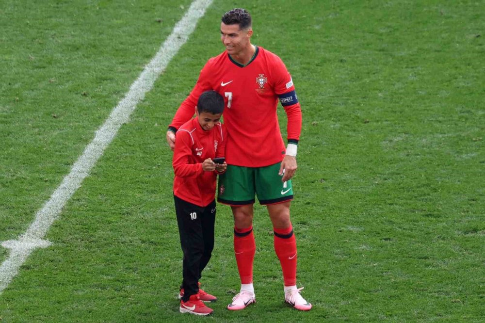 Küçük taraftar, Cristiano Ronaldo ile fotoğraf çekilmek için sahaya girdi