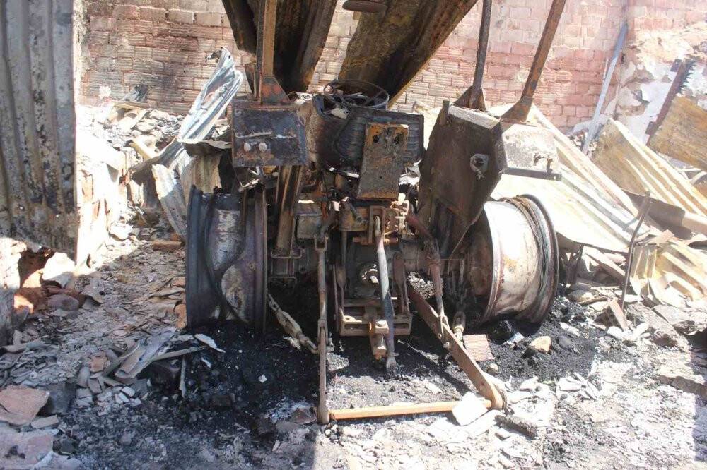 Manisa’da: 4 ev, 1 ağıl, 2 motosiklet, 1 traktör, 1 iş makinesi kül oldu