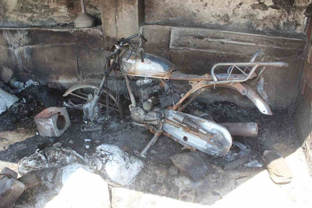 Manisa’da: 4 ev, 1 ağıl, 2 motosiklet, 1 traktör, 1 iş makinesi kül oldu