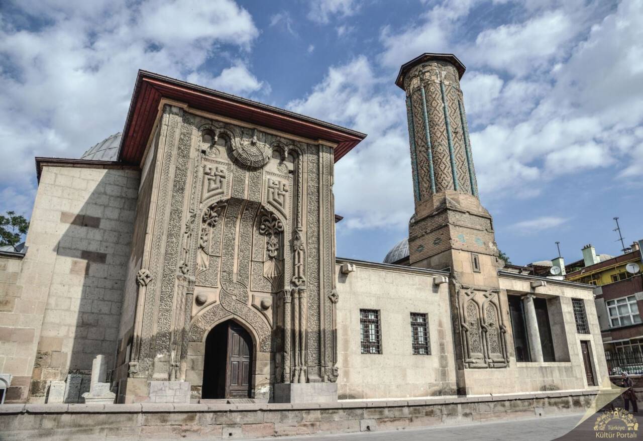 20181127153157511-ince-minareli-medrese-9.jpg