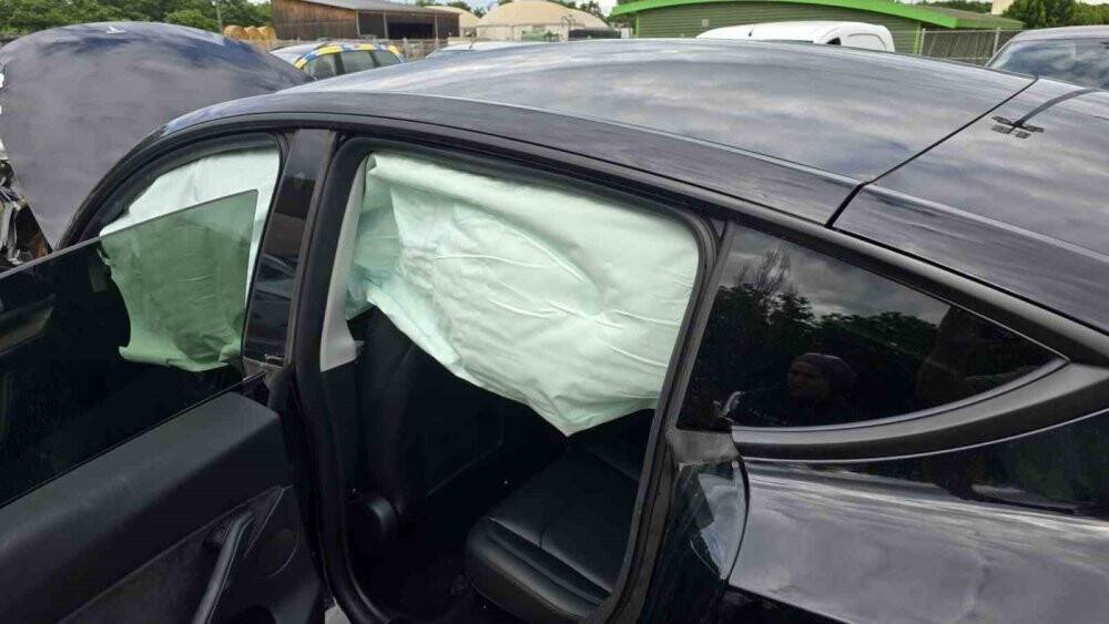 Tesla duracağı yerde hızlandı! Avukat kaza yaptı