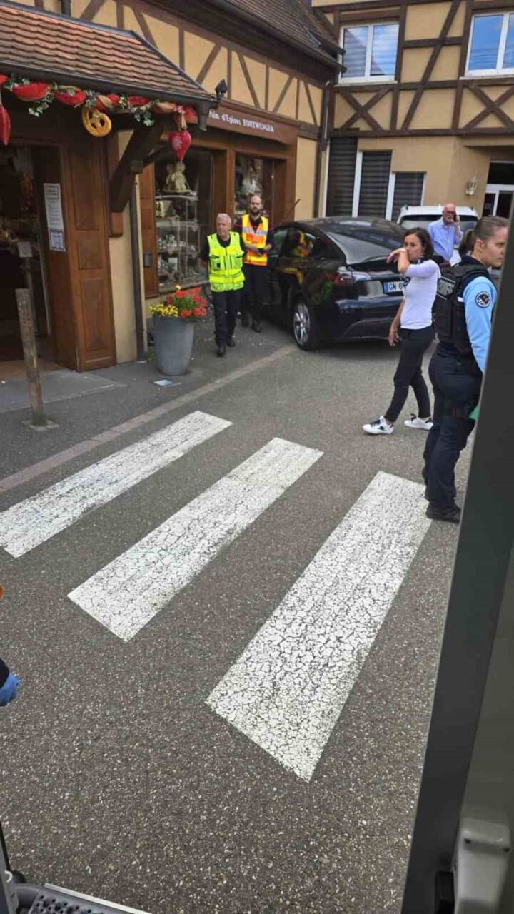 Tesla duracağı yerde hızlandı! Avukat kaza yaptı