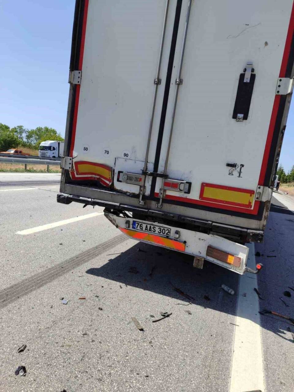 Tıra çarpan otomobil hurdaya döndü, sürücü yaralandı