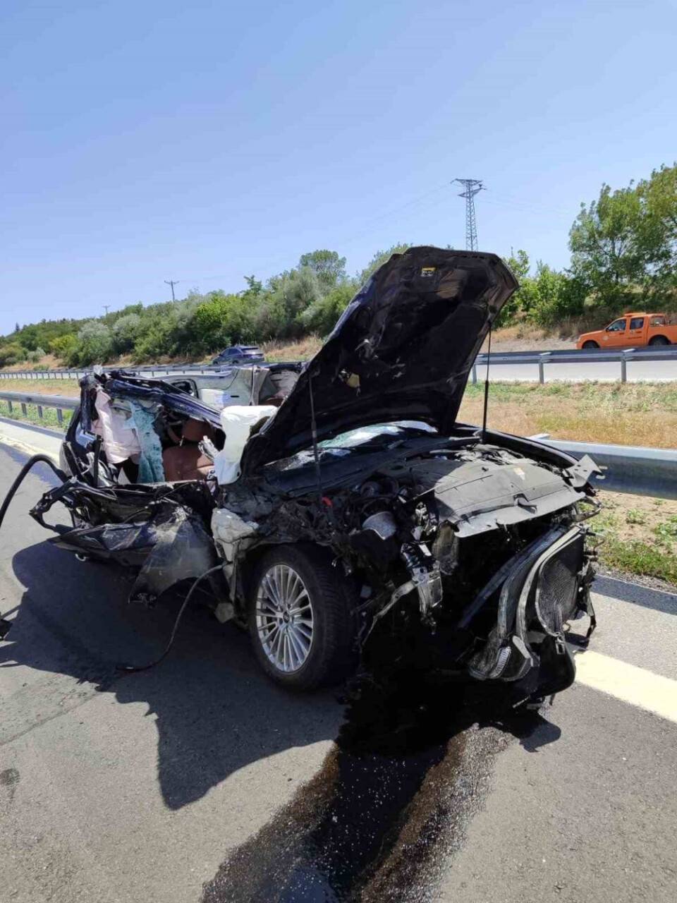 Tıra çarpan otomobil hurdaya döndü, sürücü yaralandı