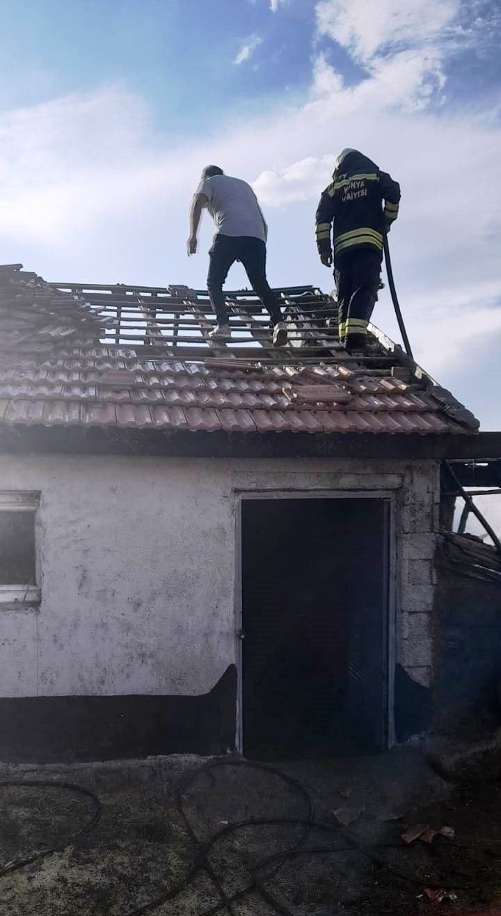 Konya’da samanlık ve kömürlük yangını