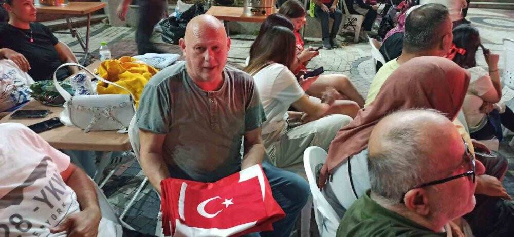 Türkiye’yi destekleyen Alman taraftardan bozkurt işareti