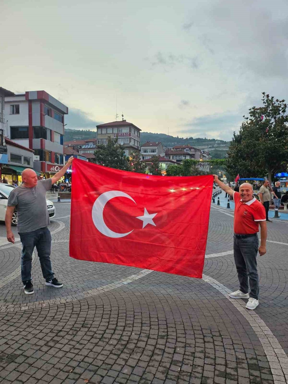 Türkiye’yi destekleyen Alman taraftardan bozkurt işareti