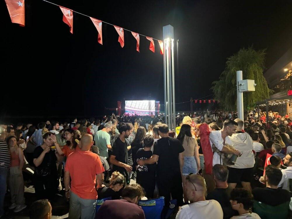 Türkiye’yi destekleyen Alman taraftardan bozkurt işareti