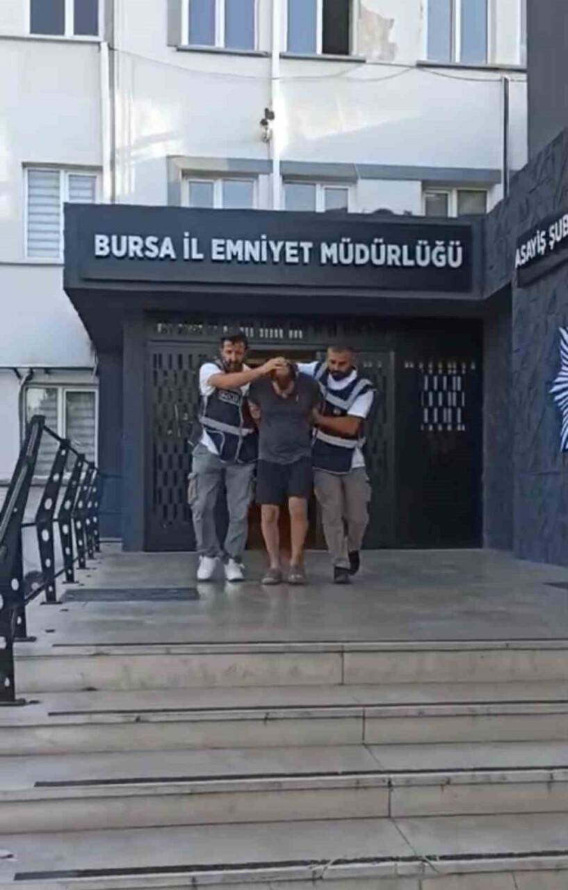 Cinayet zanlısı 11 yıl sonra terlikle gezerken yakalandı