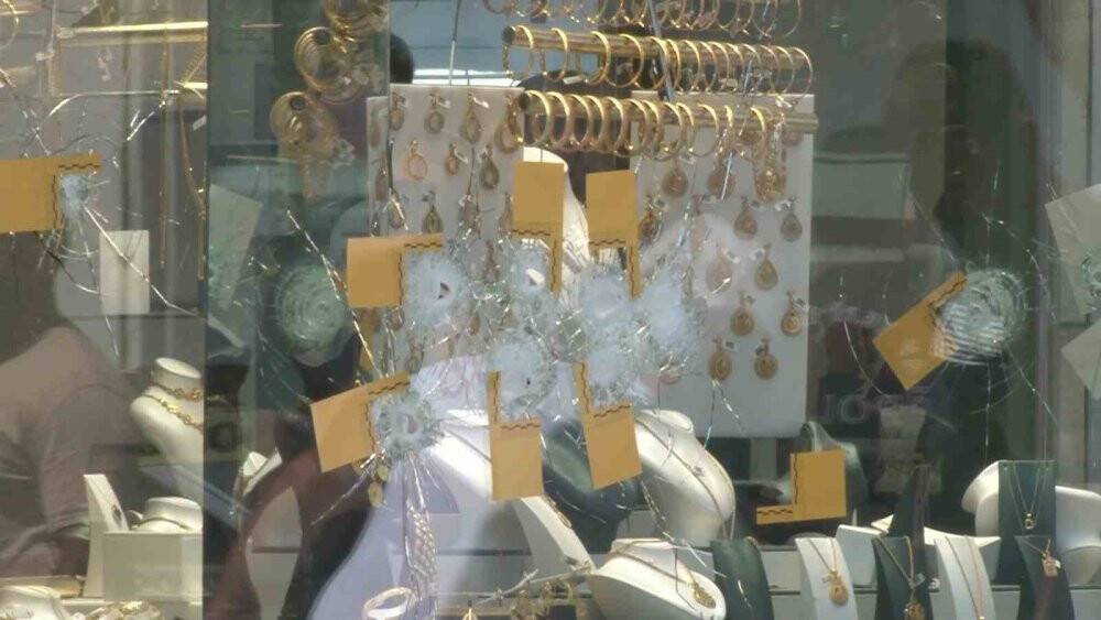 Kuyumcuyu vurup, altınları çaldılar