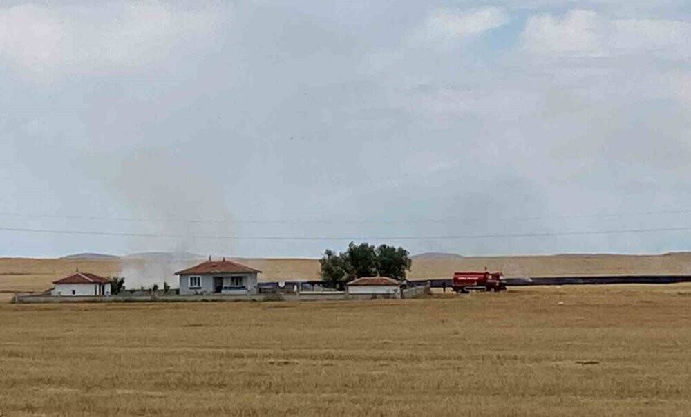 Tarlada çıkan yangında 600 saman balyası kül oldu