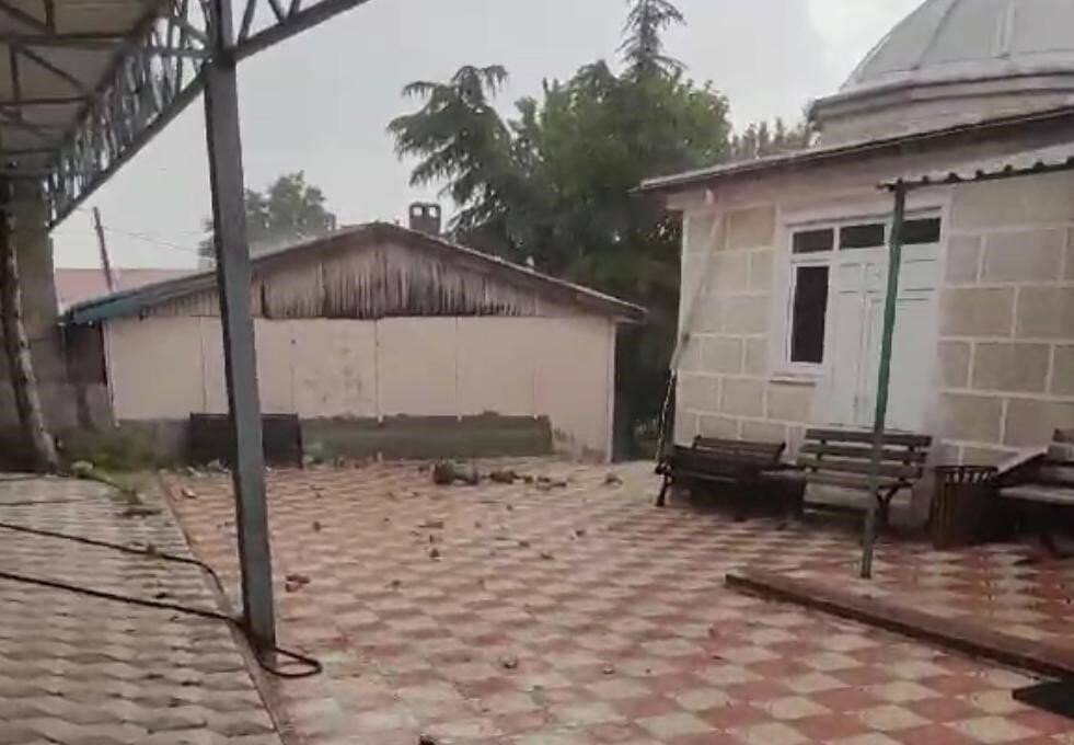 Yıldırım düşen minarenin alemi koptu