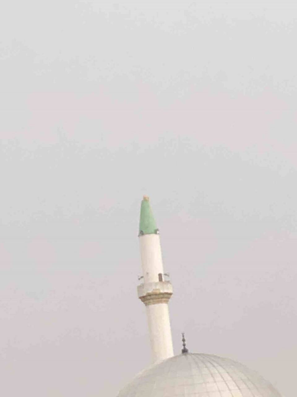 Yıldırım düşen minarenin alemi koptu