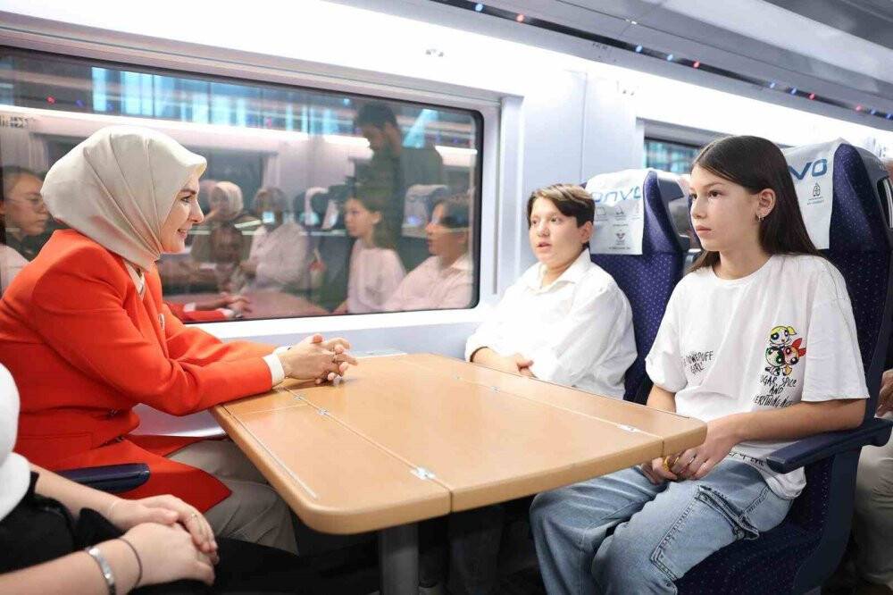 Bakan Göktaş Konya'ya ilk kez hızlı trene binen çocuklarla geldi