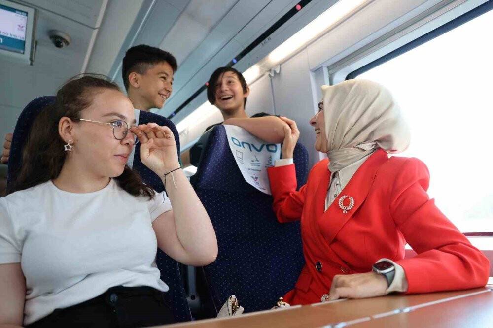 Bakan Göktaş Konya'ya ilk kez hızlı trene binen çocuklarla geldi