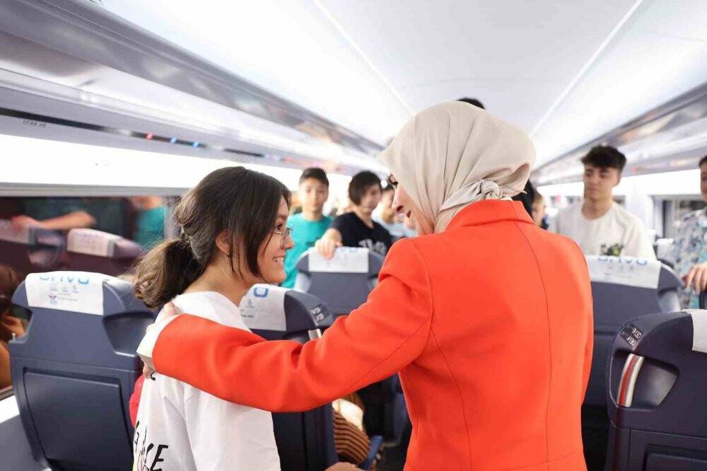 Bakan Göktaş Konya'ya ilk kez hızlı trene binen çocuklarla geldi