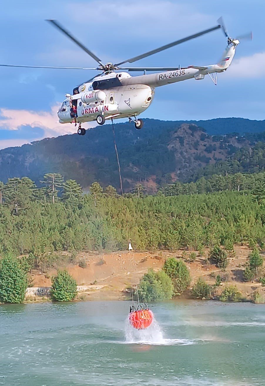 Zorunlu iniş yapan helikopterdeki yangın söndürme ekibini ayranla serinleten köylü kalpleri ısıttı