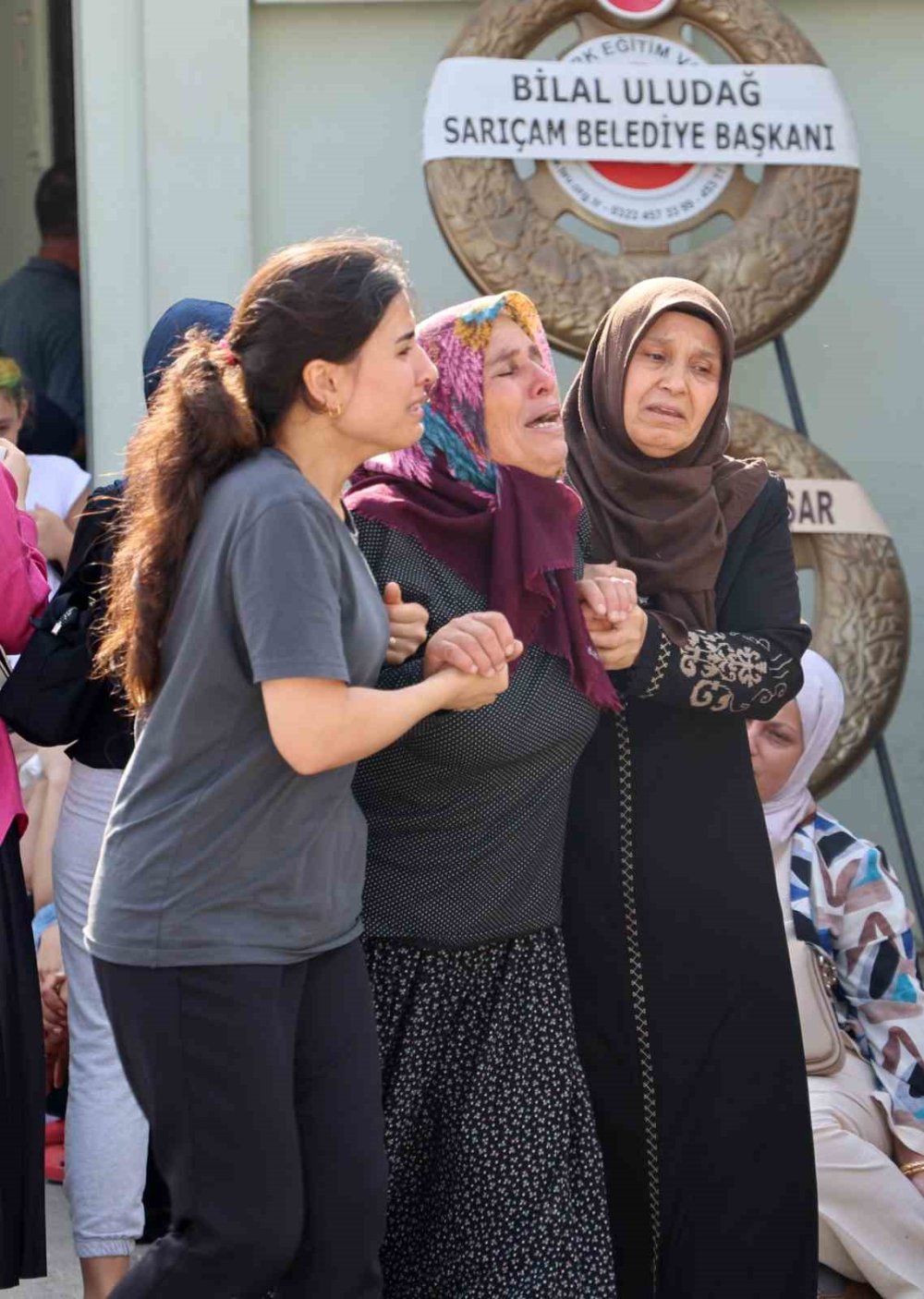 Göle düşen otomobilde can veren anne, baba ve iki kardeşin cenazesi köylerine uğurlandı