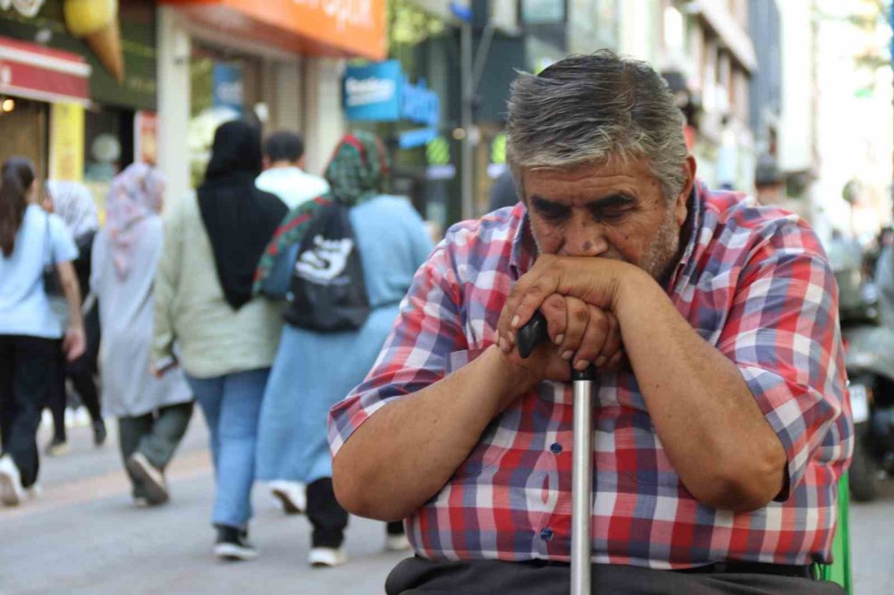 36 yıldır oturarak uyuyan adam: “Her gece çocuk gibi ağlıyorum”