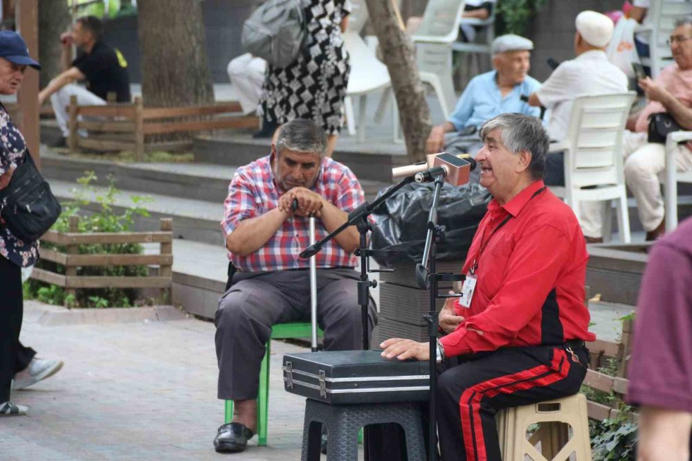 36 yıldır oturarak uyuyan adam: “Her gece çocuk gibi ağlıyorum”