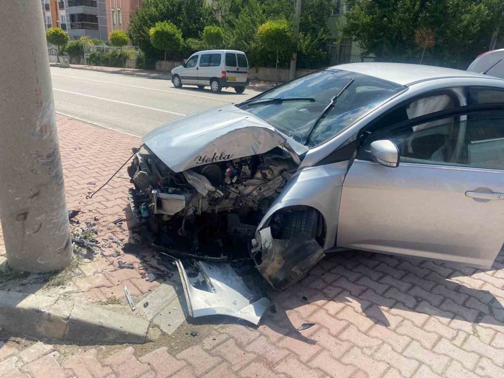 Otomobil direğe çarptı, sürücü yaralandı