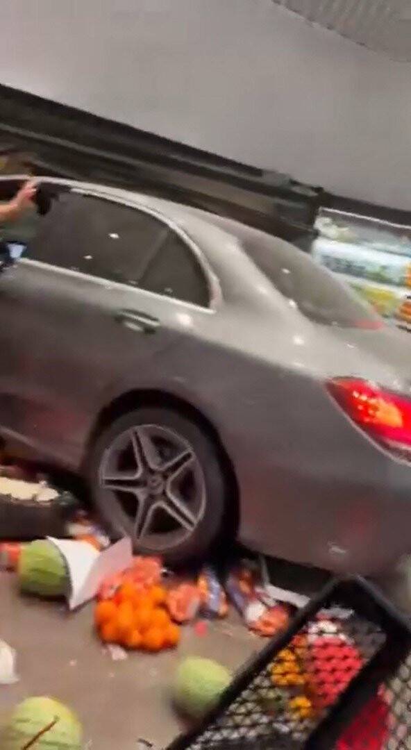 Park etmek isterken hızlanan sürücü markete daldı