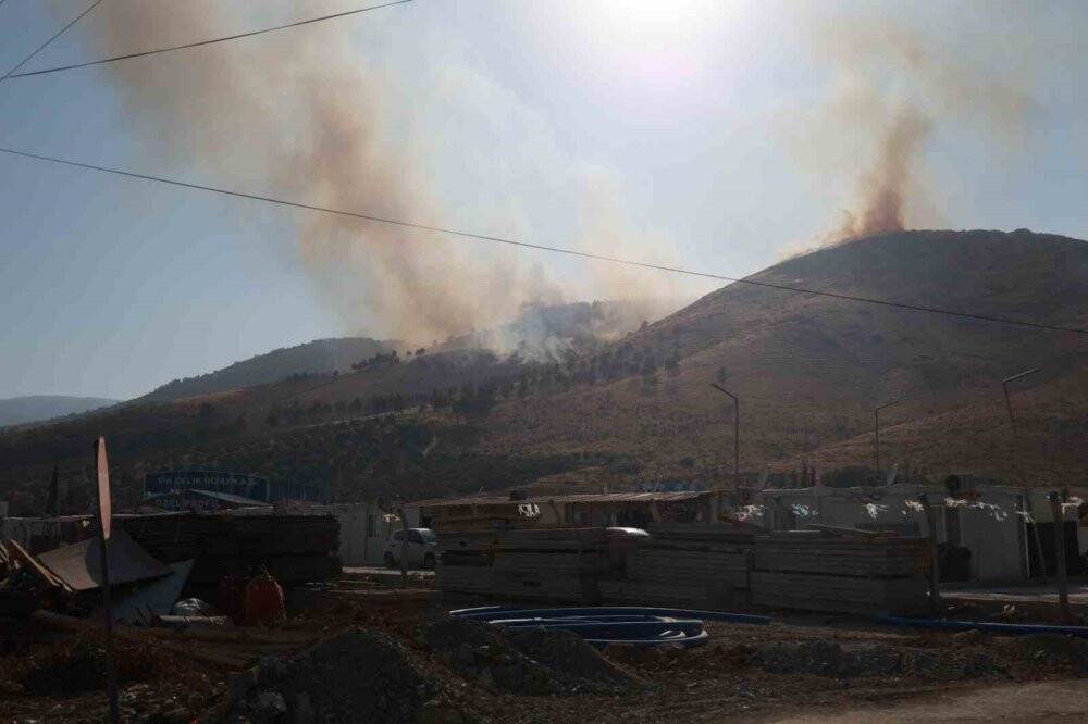 Hatay’daki orman yangını büyüyerek devam ediyor