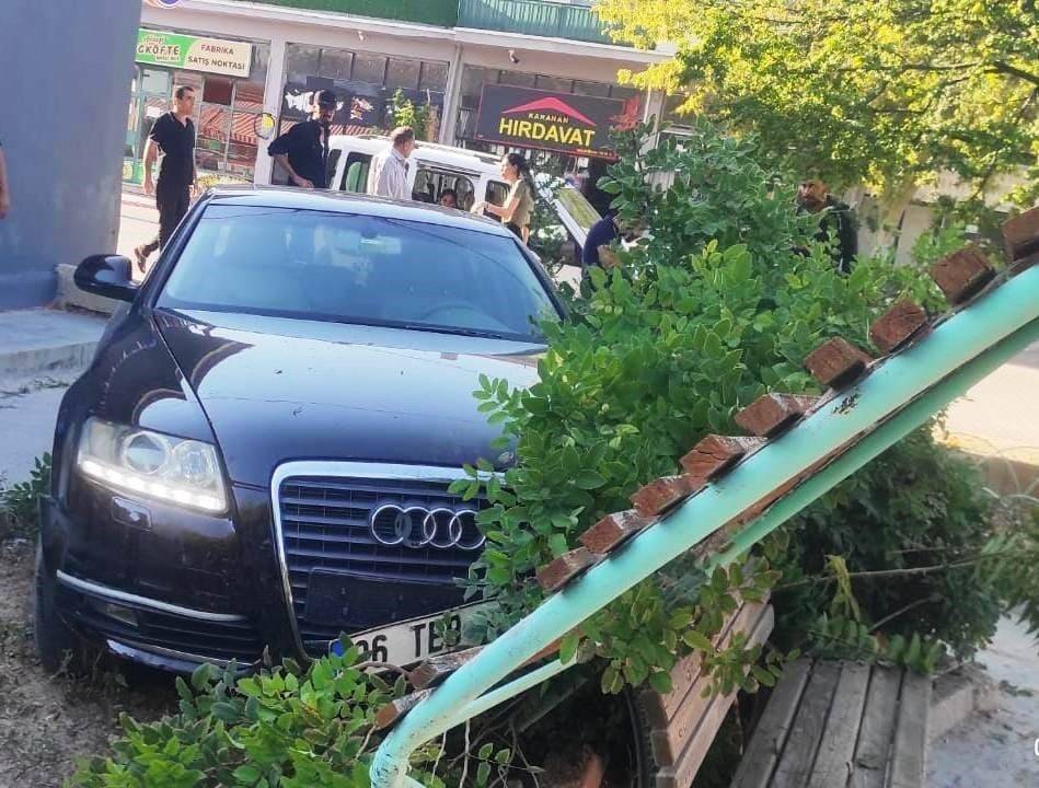 Konya'da otomobil bankta oturan 2 kişiye çarptı