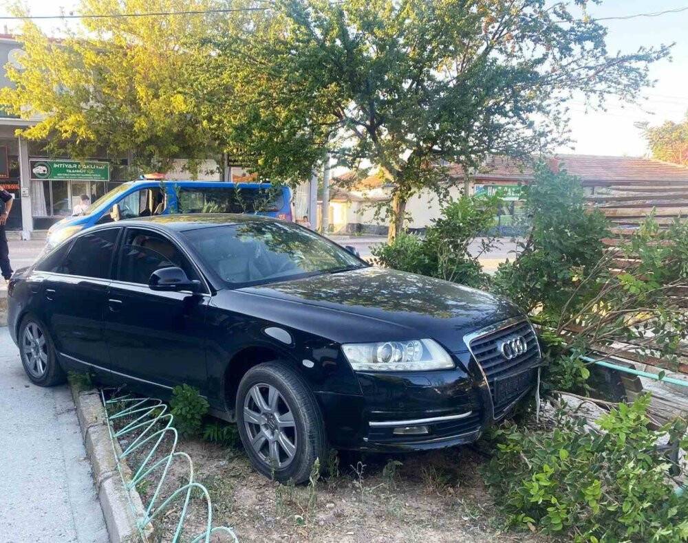 Konya'da otomobil bankta oturan 2 kişiye çarptı