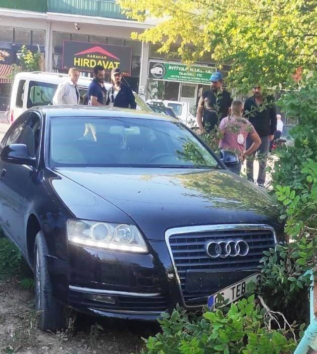 Konya'da otomobil bankta oturan 2 kişiye çarptı