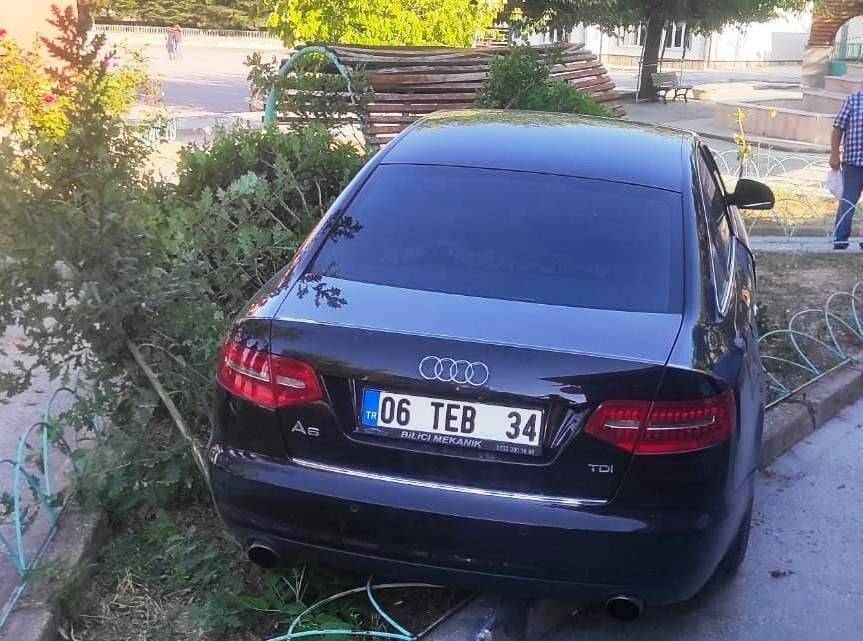 Konya'da otomobil bankta oturan 2 kişiye çarptı