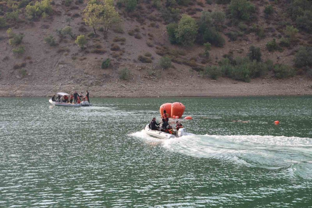 Baraja düşen helikopter yüzdürülerek karaya çıkarılıyor