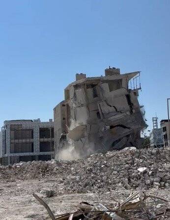 Konya'da binanın yıkılış şekli izleyenleri şaşırttı