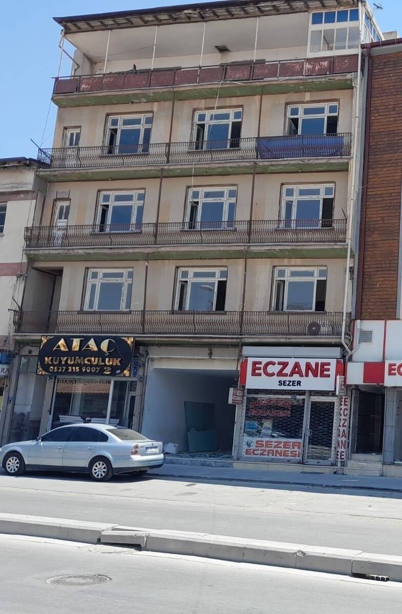 Konya'da binanın yıkılış şekli izleyenleri şaşırttı