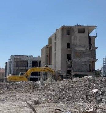 Konya'da binanın yıkılış şekli izleyenleri şaşırttı