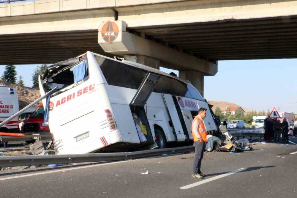 Başkent'te yolcu otobüsü köprü ayağına çarptı: 9 ölü, 26 yaralı