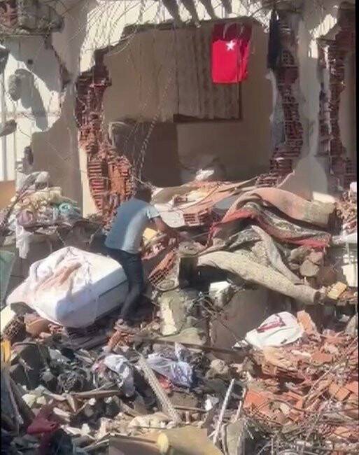 Pendik’te Türk bayrağını görünce yıkımı durdurdu