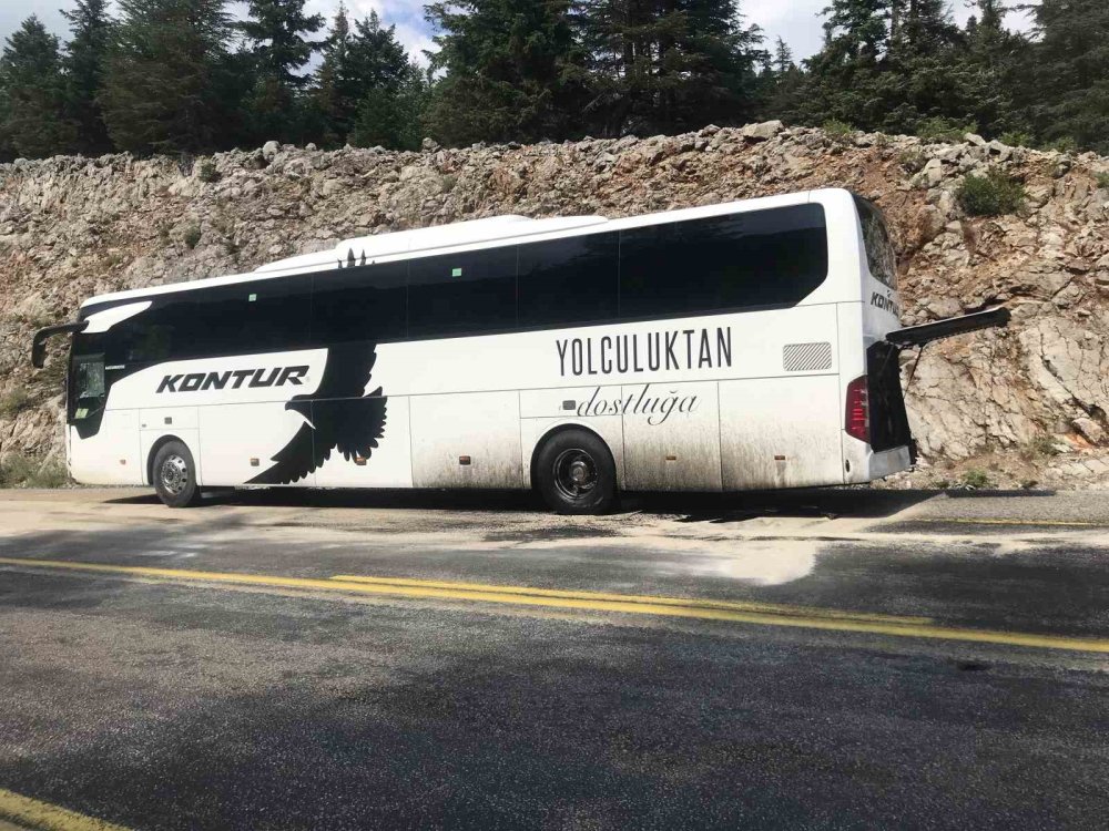 41 yolcunun olduğu otobüsünün yaptığı kaza ucuz atlatıldı