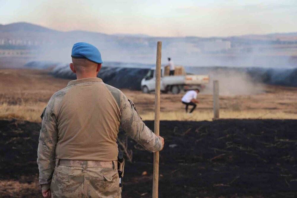Elazığ’da çıkan yangında 400 ton saman kül oldu