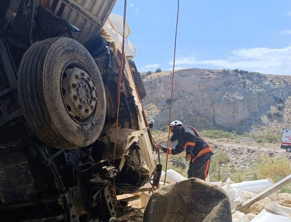 Kontrolden çıkan tır uçuruma yuvarlandı: 1 ölü