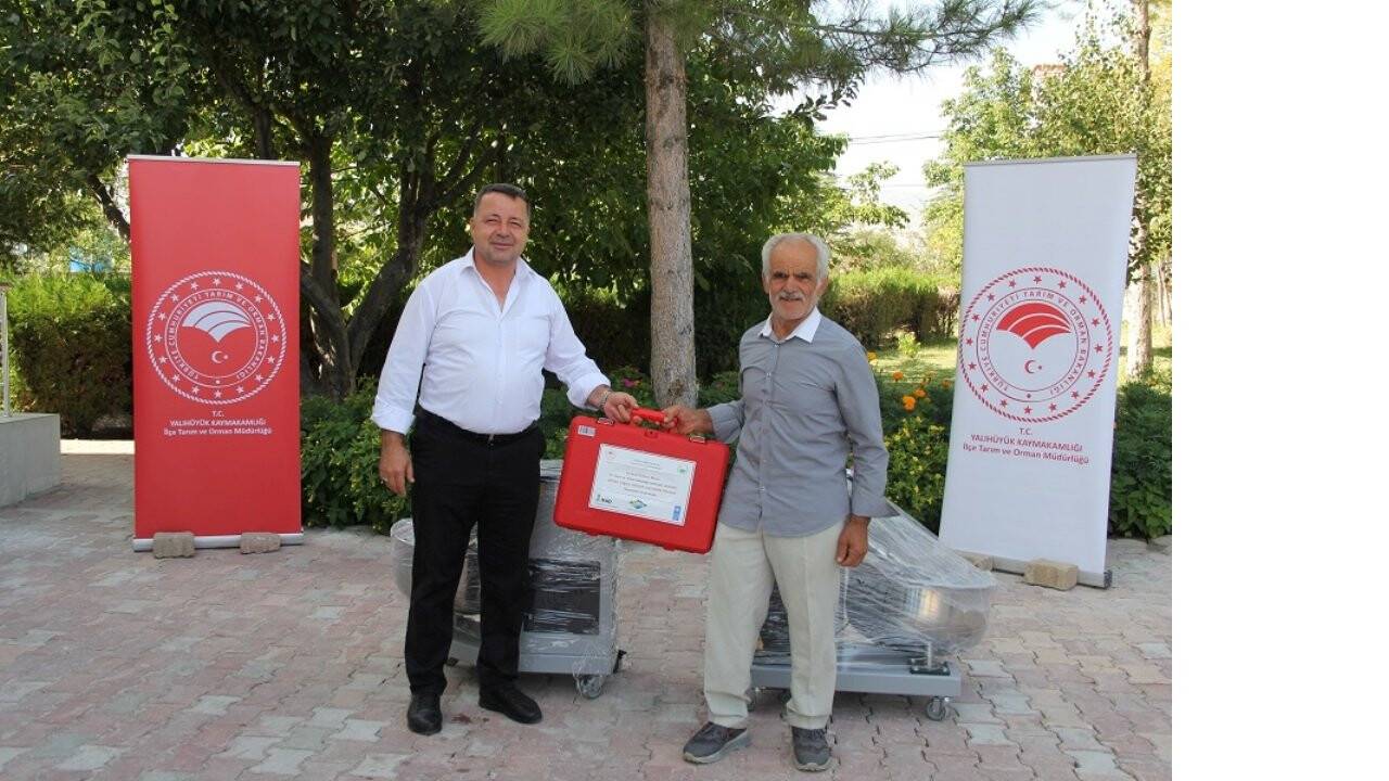 aa-20240822-35461922-35461913-yalihuyukte-ureticilere-budama-makasi-ve-hamur-karma-makinesi-verildi.jpg