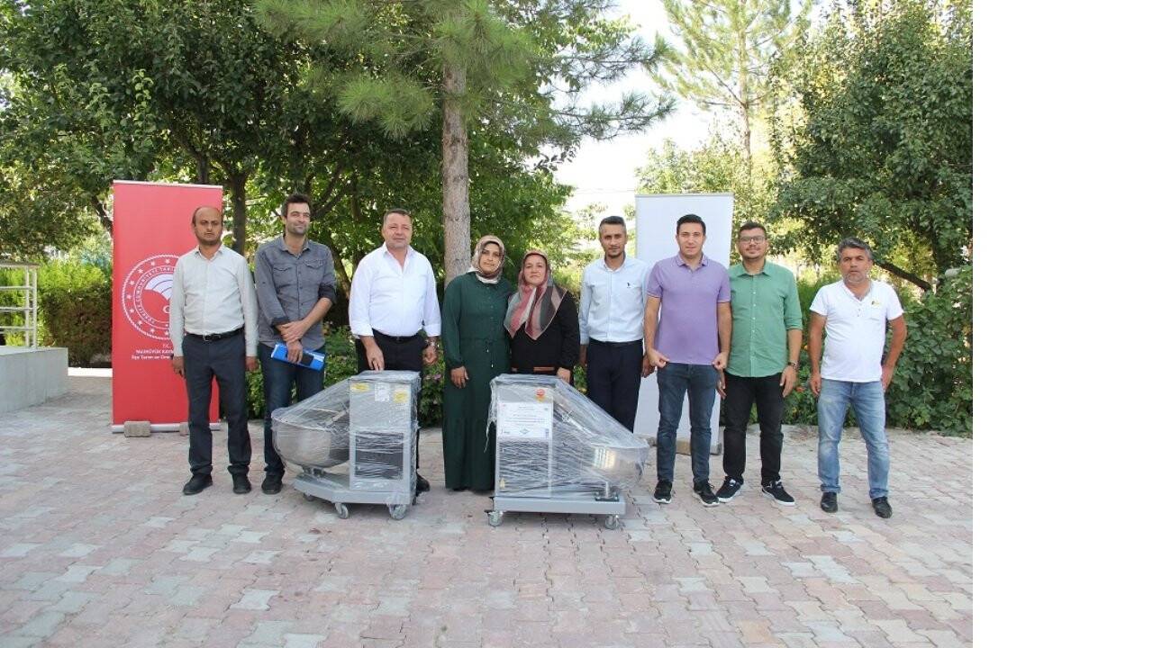 aa-20240822-35461922-35461916-yalihuyukte-ureticilere-budama-makasi-ve-hamur-karma-makinesi-verildi.jpg