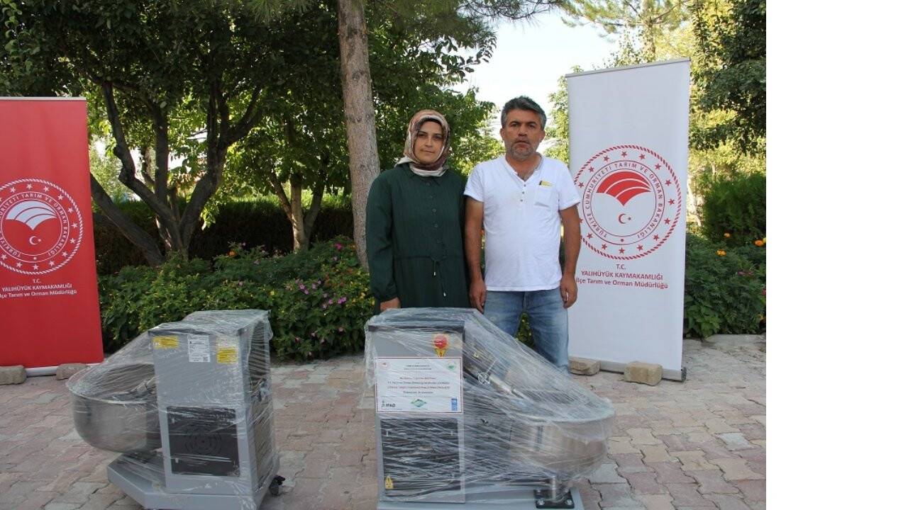 aa-20240822-35461922-35461918-yalihuyukte-ureticilere-budama-makasi-ve-hamur-karma-makinesi-verildi.jpg