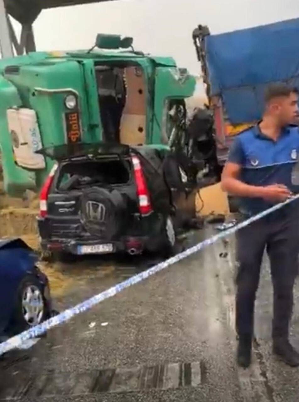 9 araçlı zincirleme kaza: 2 ölü, 12 yaralı