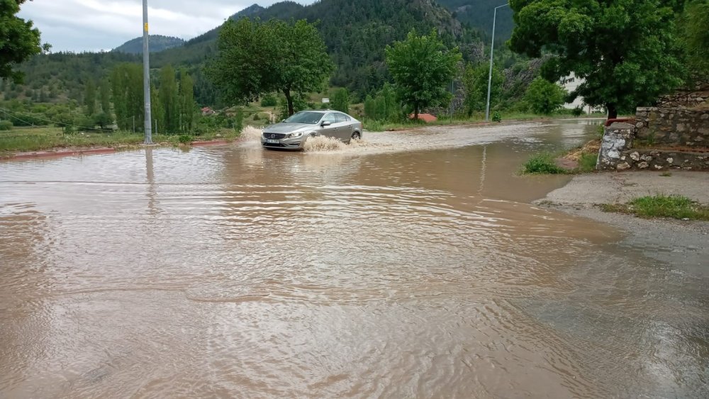 Beyşehir’de sağanak sele neden oldu, karayolu ulaşıma kapandı