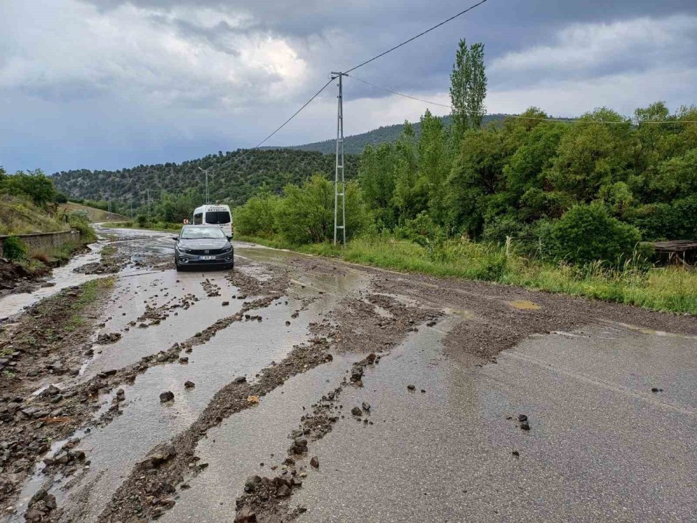 Beyşehir’de sağanak sele neden oldu, karayolu ulaşıma kapandı