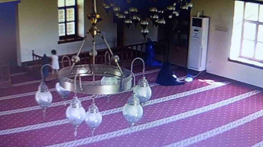 Camiye sığındı kullandığı elektriğin parasını bıraktı