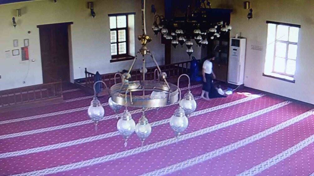 Camiye sığındı kullandığı elektriğin parasını bıraktı