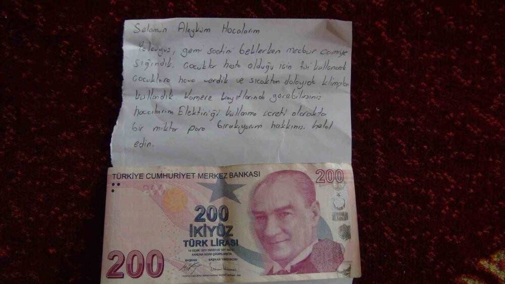 Camiye sığındı kullandığı elektriğin parasını bıraktı