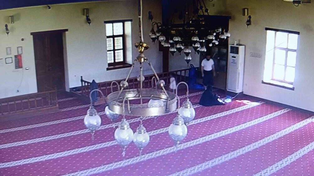 Camiye sığındı kullandığı elektriğin parasını bıraktı